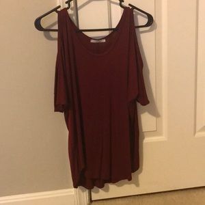 Cold-shoulder tee